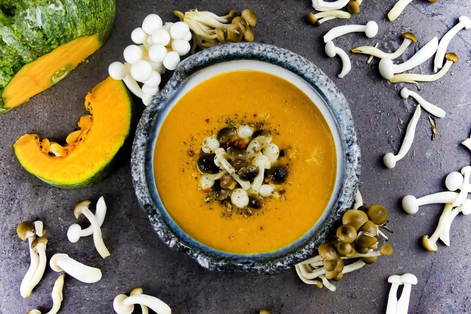 Kabocha pompoen soep met zoete aardappel