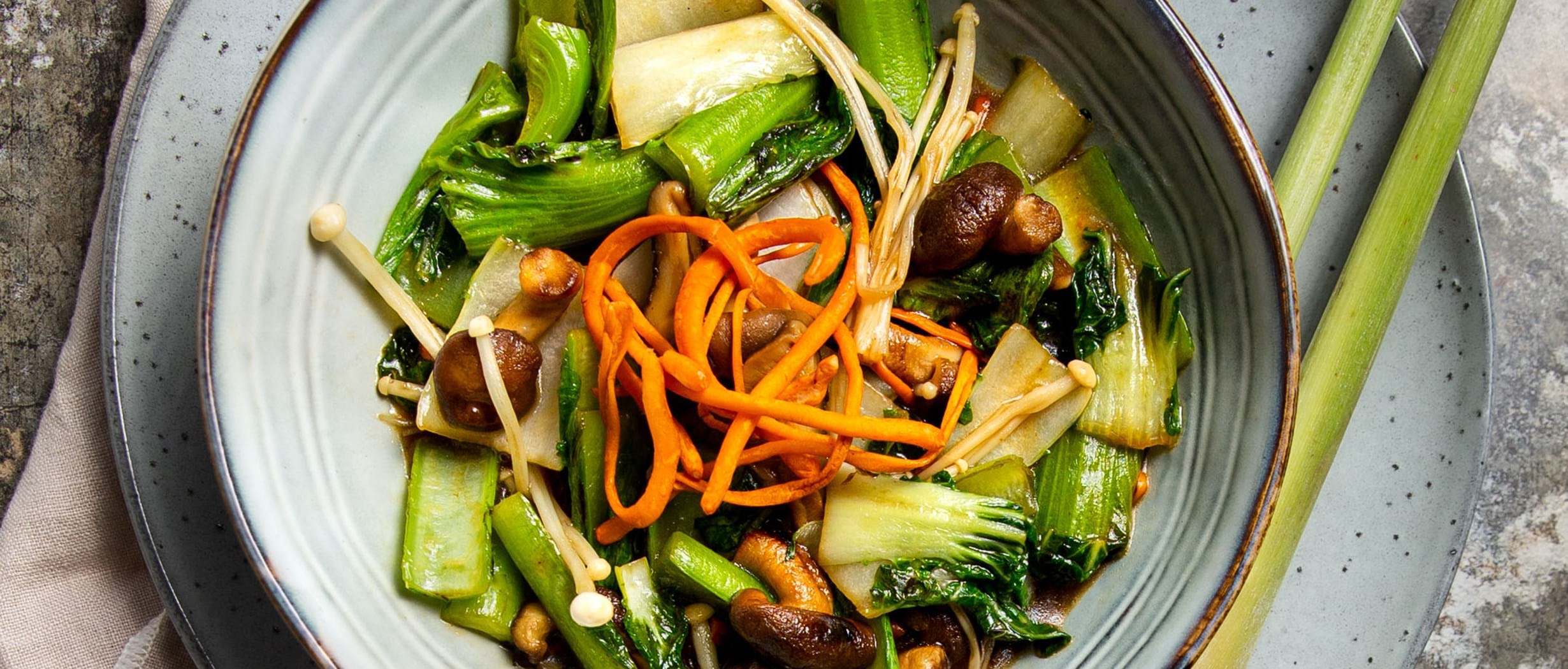 Wok-Gericht mit Pilzen und asiatischem Gemüse