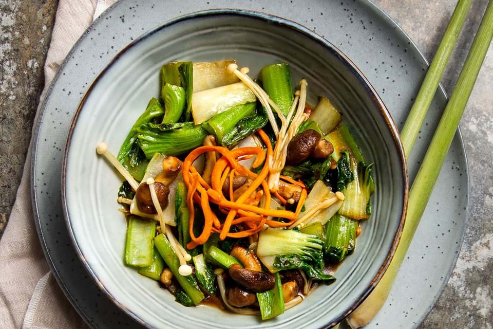 Wok-Gericht mit Pilzen und asiatischem Gemüse