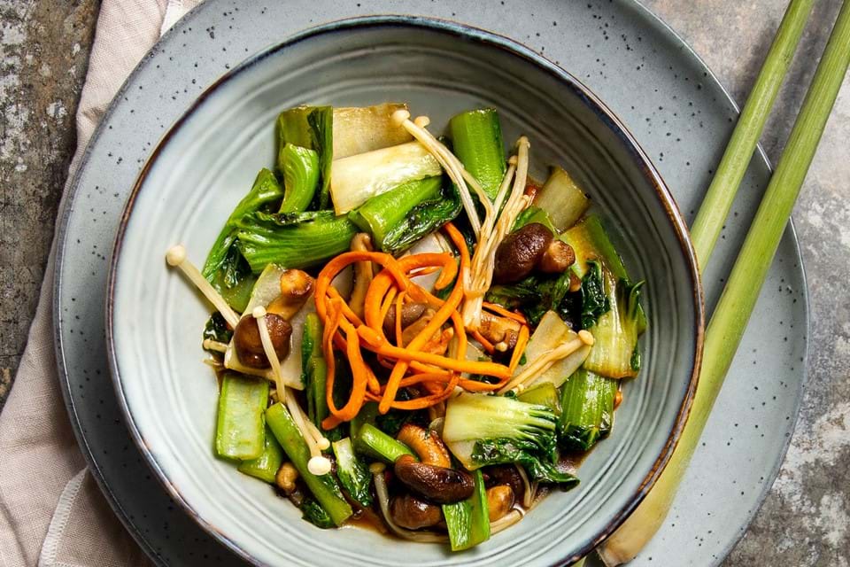 Wokgerecht met paddenstoelen en Aziatische groenten